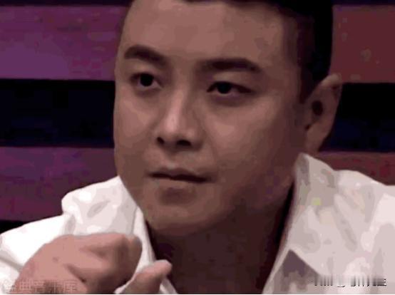 2015年，世界冠军王皓的妻子，在跳舞时与男伴贴脸相拥。看到这一幕，王皓黑着一张