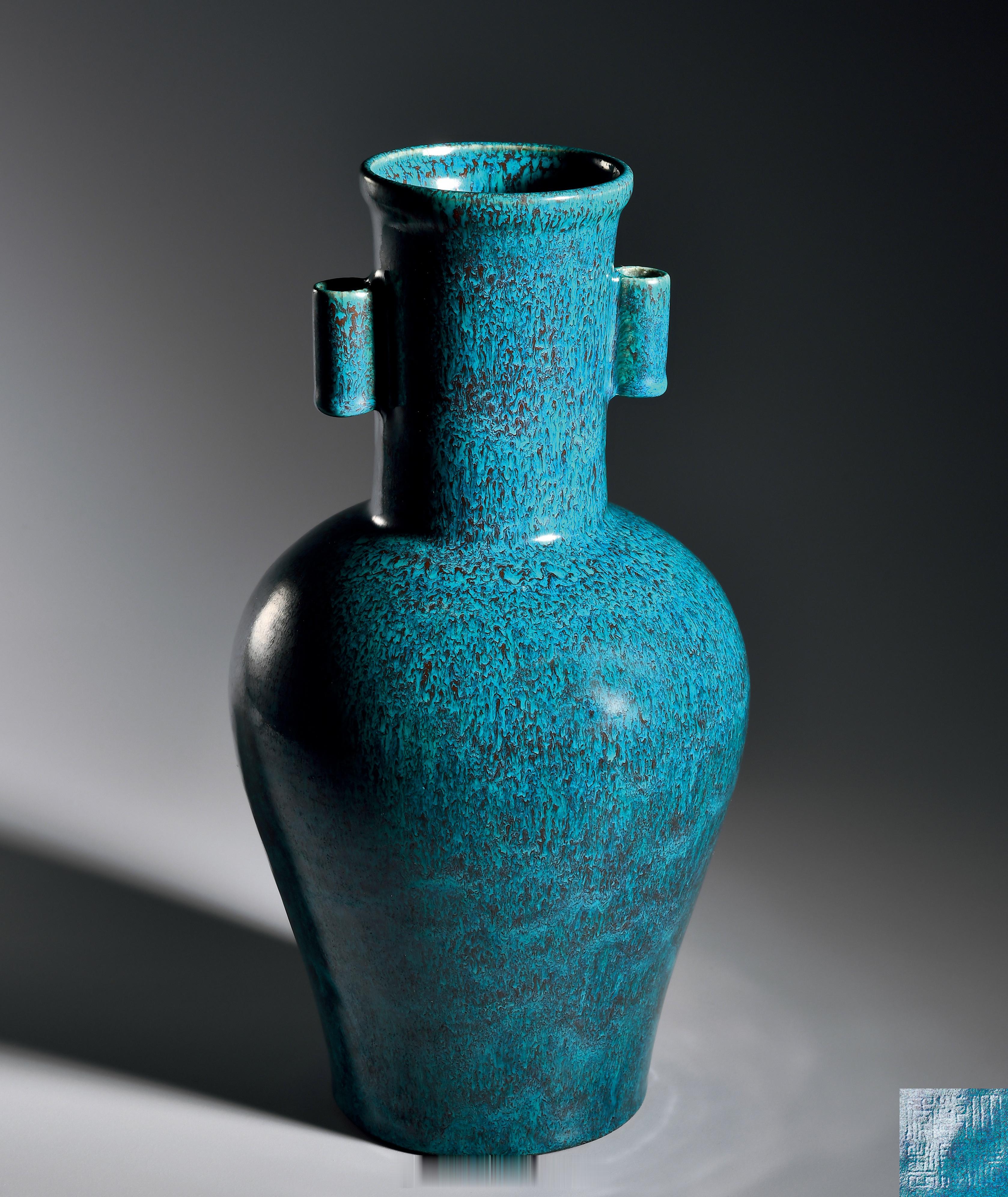 悦色集 | 清乾隆 炉钧釉贯耳壶款识：“大清乾隆年制”篆书款器形仿自明宣德官窑青