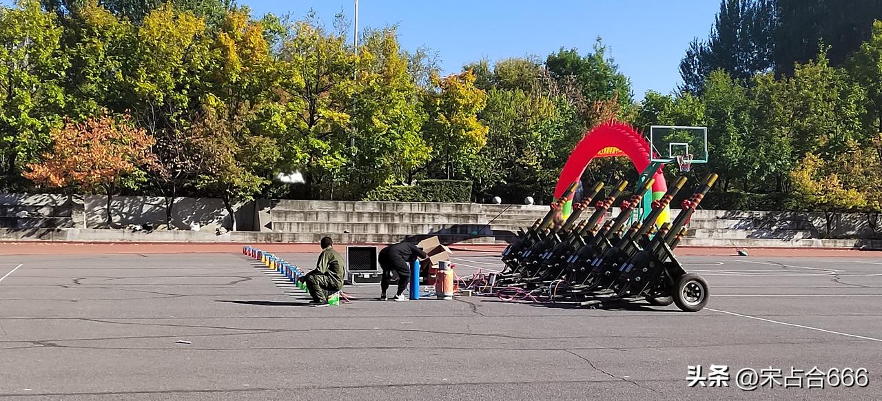 昨天依旧是“十一”假期，我在家正在看恐怖电影，这时有人敲门，我隔着猫眼看过去，是