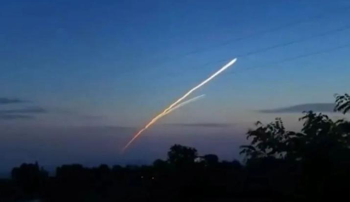 我国多地夜空发现不明飞行物？别猜了，那是我们的长征六号改运载火箭产生的火箭云。