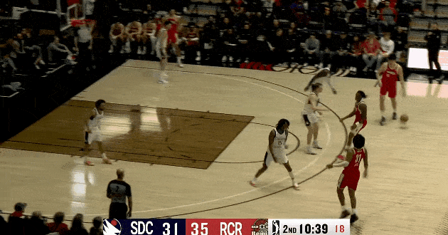 策应也有！杨瀚森今天彻底打嗨了！
在今天NBA发展联盟G联赛混音对阵圣地亚哥快船