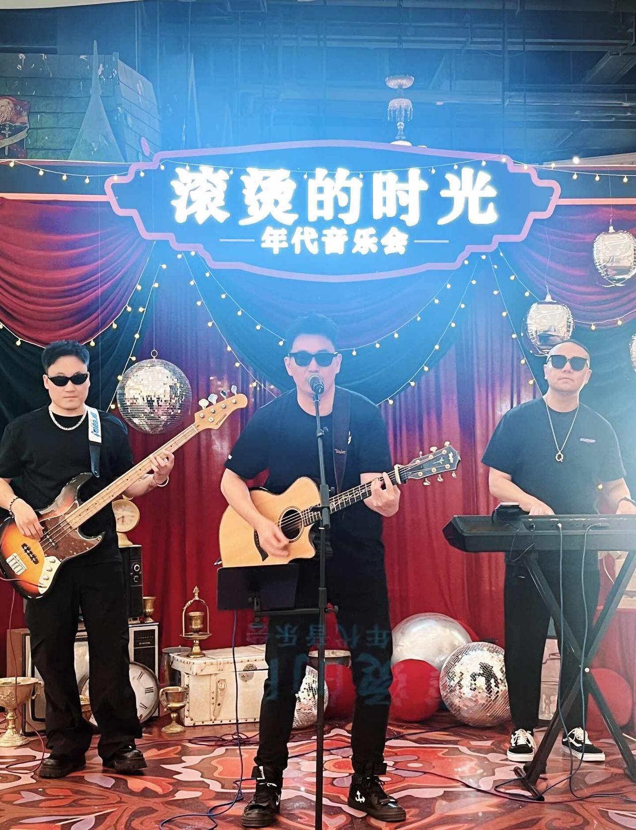 西安中大国际✨被这场复古音乐会狠狠戳中
晚风配老歌太治愈啦🎞️
8.29‑8.