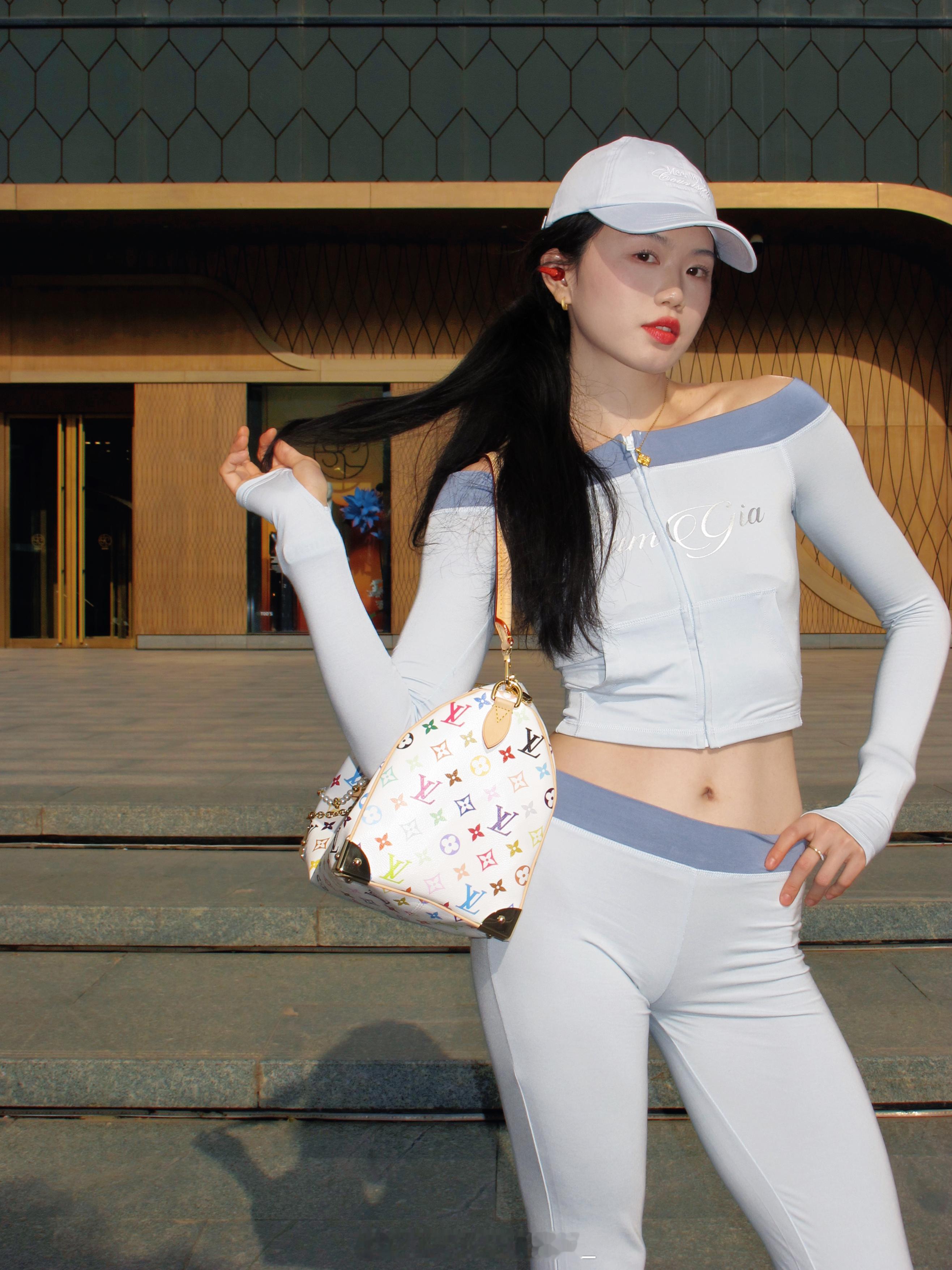 很欣赏最近的体脂状态🫰🏻逛街开始之前朋友随手出了两张好有vibe的图！！蓝色