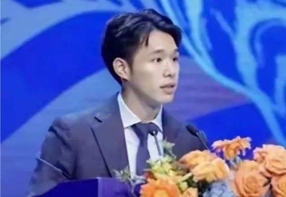 陈浩峰畅谈建队理念：构筑可持续发展俱乐部体系
 
陈浩峰在俱乐部内部会议分享核心