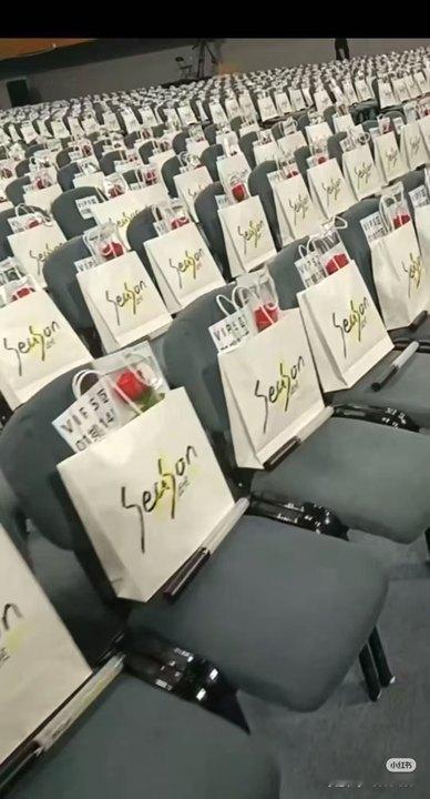 娱乐[超话]鹿晗南昌演唱会送粉丝花鹿晗南昌演唱会送粉丝玫瑰花好浪漫和鹿晗一起过七