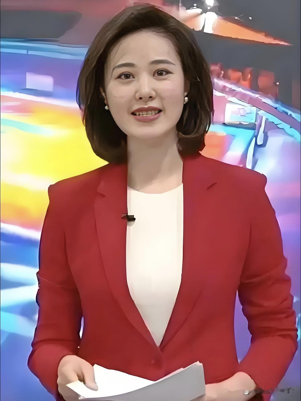 她站在央视荧屏前，气质温婉大气，用专业从容的语态传递时代声量，把温暖与力量送进千