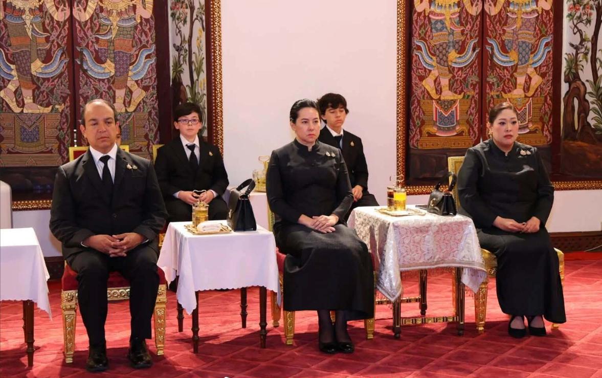 帕查拉公主灵前不断有人祈福，诗丽帕和百灵齐亮相，点蜡烛、倒圣水的是百灵！

7月