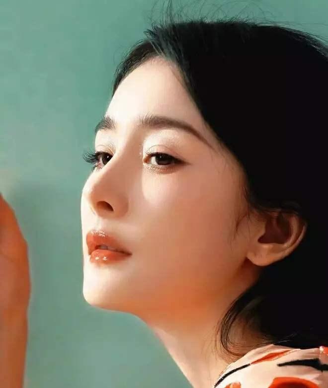 杨幂刚出道时，到剧组拍戏，半夜忽然收到短信，让她到导演房间谈剧本，心烦意乱的她作