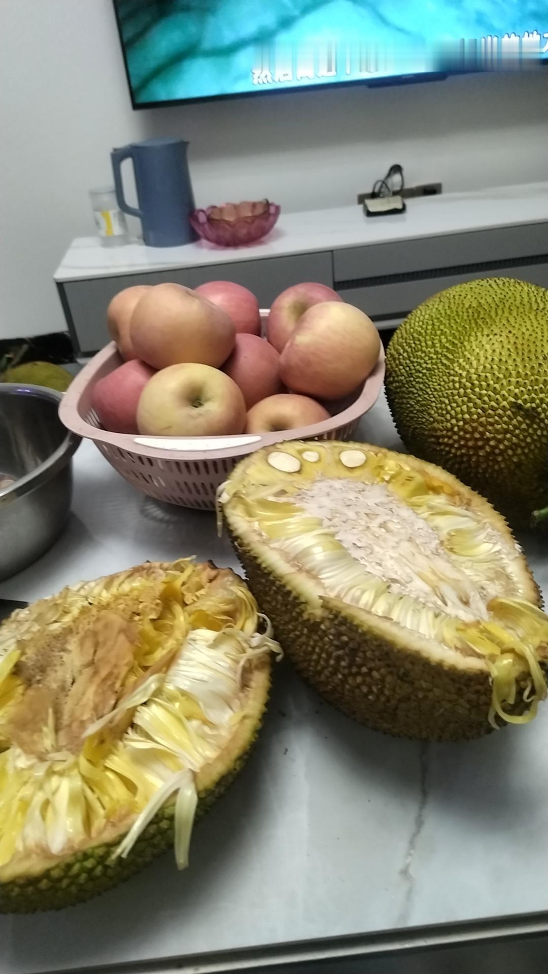 很多人总以为钱财、地位是人生的底牌，丢了这些便是一无所有，可现实恰恰相反。物质没