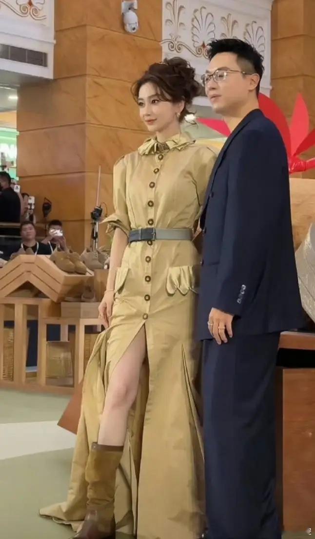 Angelababy出席活动依旧是高定加身她的代言确实掉的差不多了，也没有剧可以