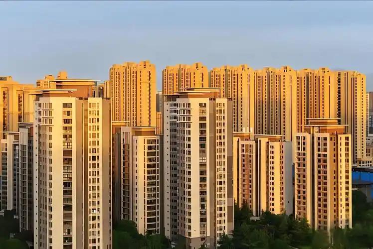 前两年网上全是骂高房价的人，大家都盼着房价赶紧腰斩，觉得那样就能抄底上车，人生直