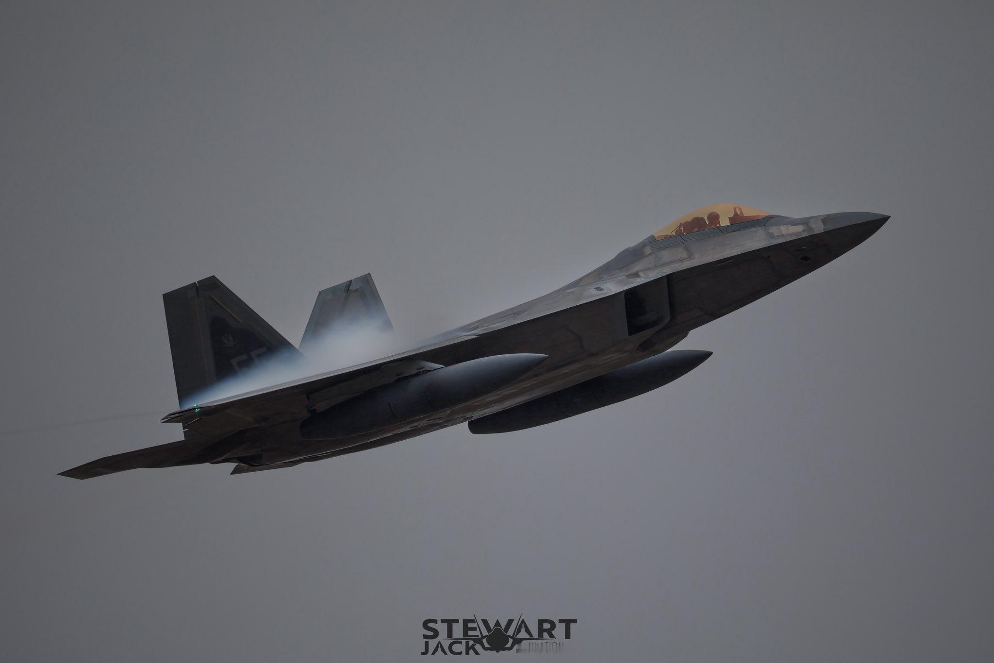 F-22雨中的莱肯希思基地上空 每天认识一件兵器 烽火问鼎计划 ​​​