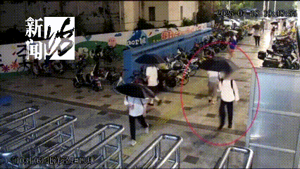 差点冤枉错人！上海地铁北洋泾路站，15岁男孩手机丢失，一查才发现竟是被一位雨夜中