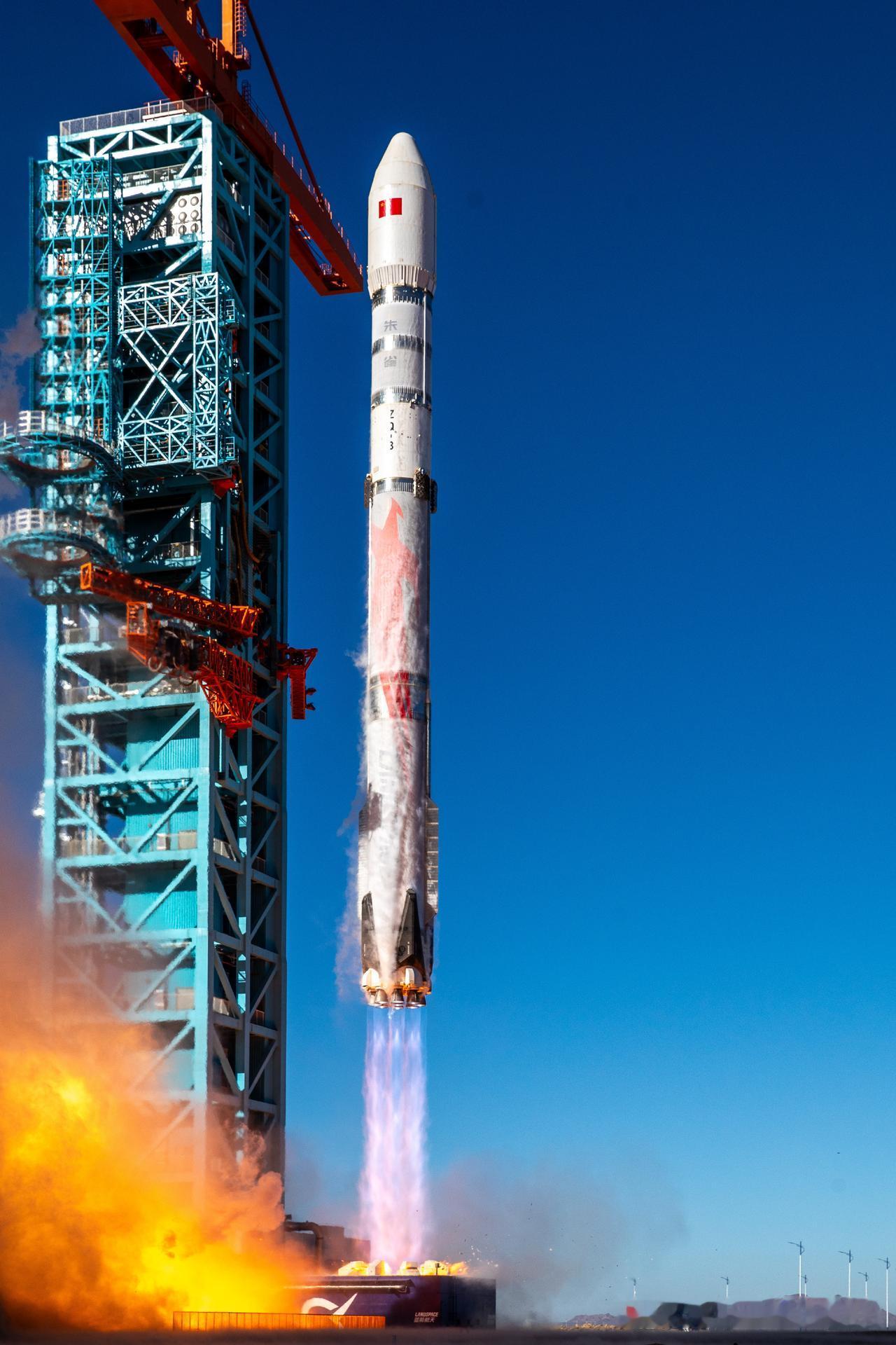 京时间2025年12月3日，朱雀三号遥一运载火箭在东风商业航天创新试验区发射升空