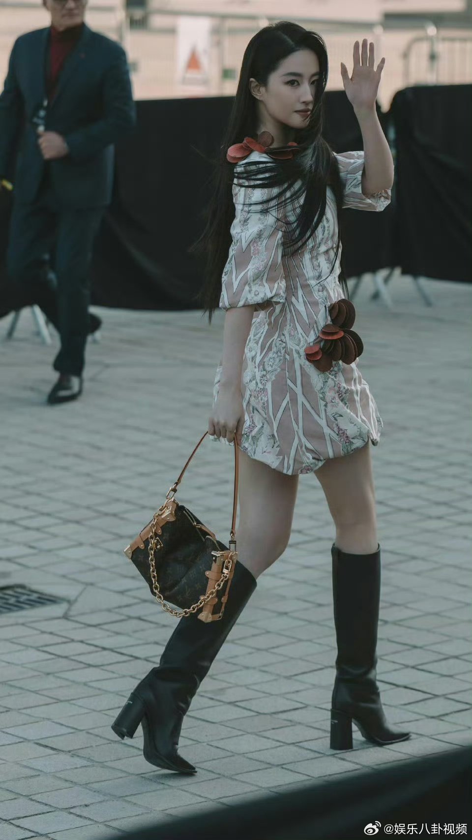 刘亦菲 巡视领地的雌狮眼神杀我！刘亦菲这气场，直接配享太庙！ 