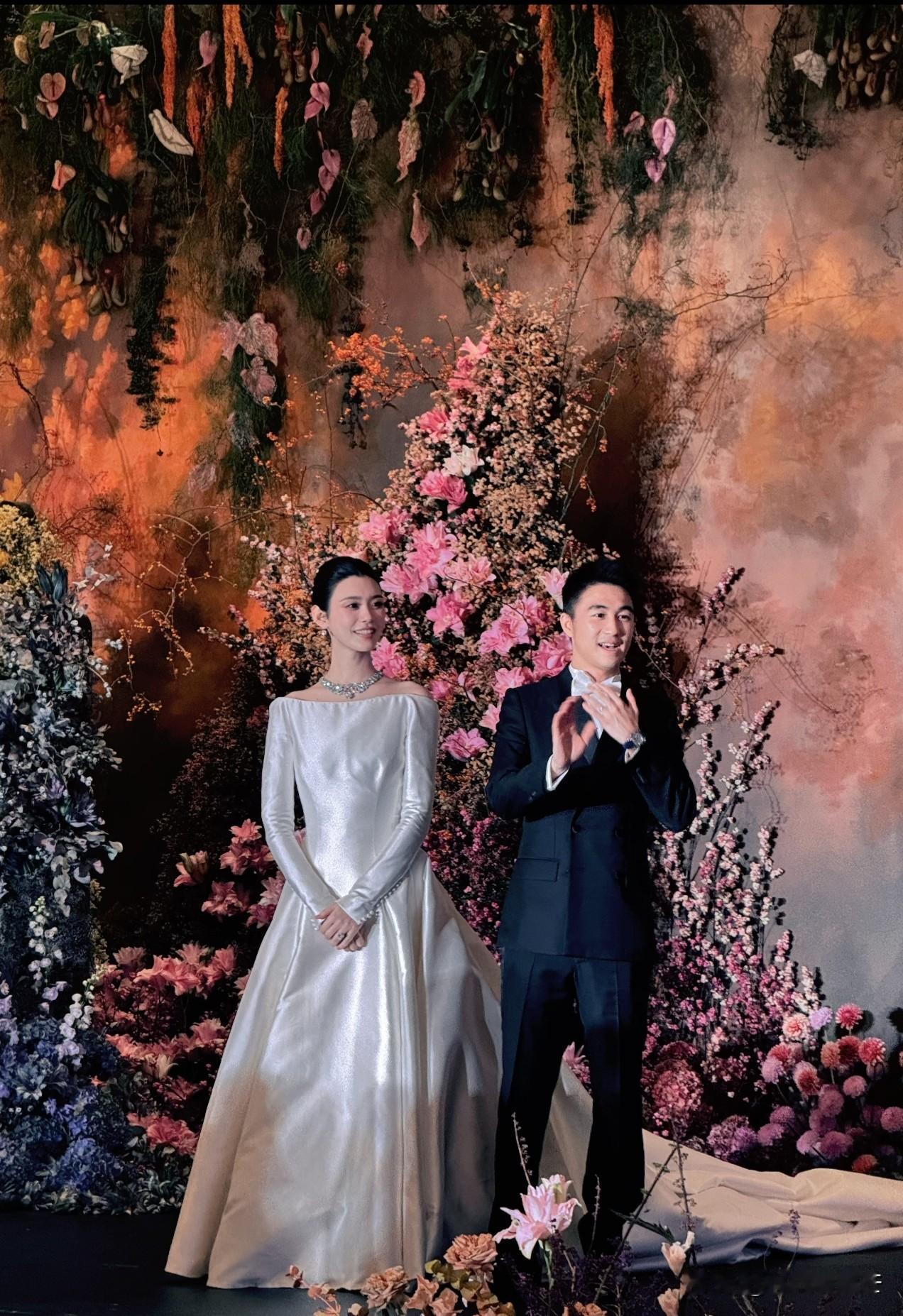 奚梦瑶、何猷君澳门答谢宴的花材，和巴黎用的有很大区别。
巴黎用了大面积的芍药，寓