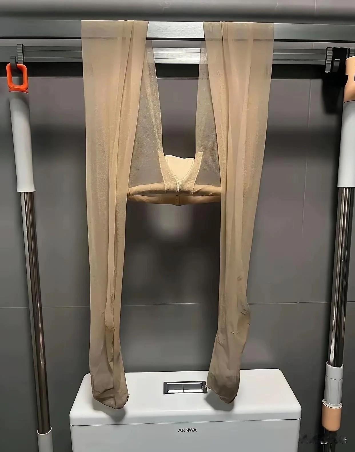 请问丝袜还需要清洗吗？不都是穿一次就丢弃了吗？
若想让丝袜洗后依旧保持顺滑，有几