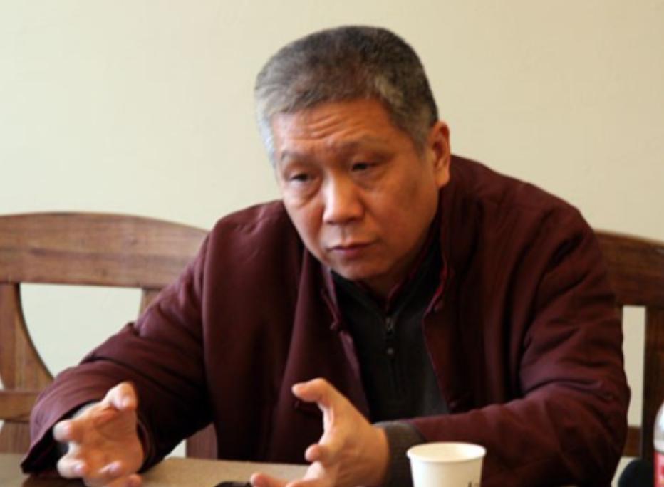 当年，马未都参加一个拍卖会，发现一件 “红鹿头” 起拍价 80 万。马未都觉得很