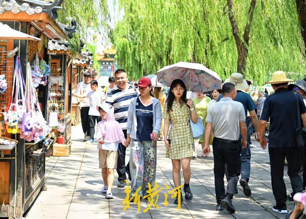清泉穿巷过，人在画中游：端午假期，济南曲水亭街景致宜人、清泉潺潺。古朴街巷绿意婆