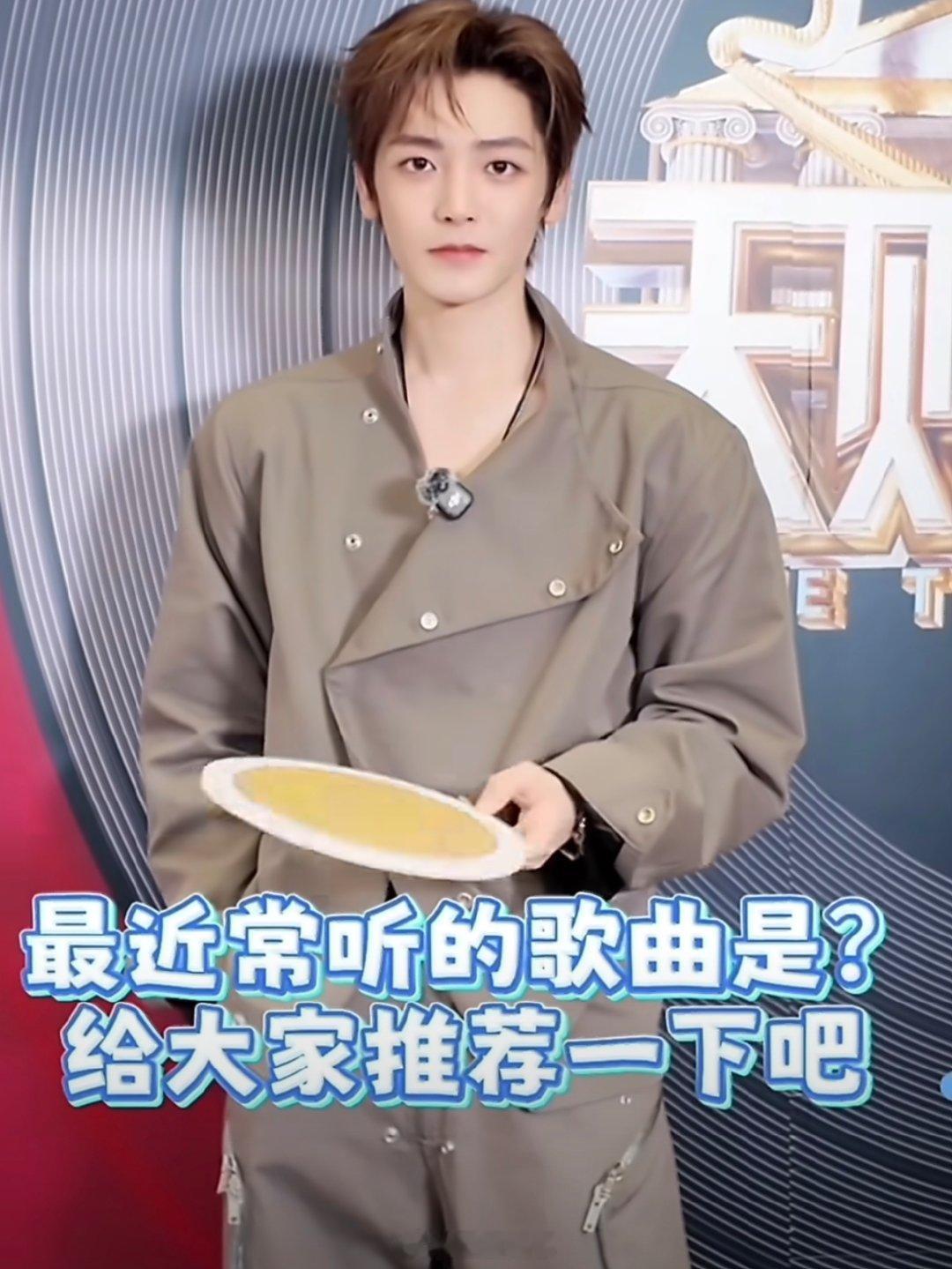 侯明昊天赐打卡上班，歌手和演员之间的双重身份接受度很高！侯明昊天赐打卡上班侯明昊