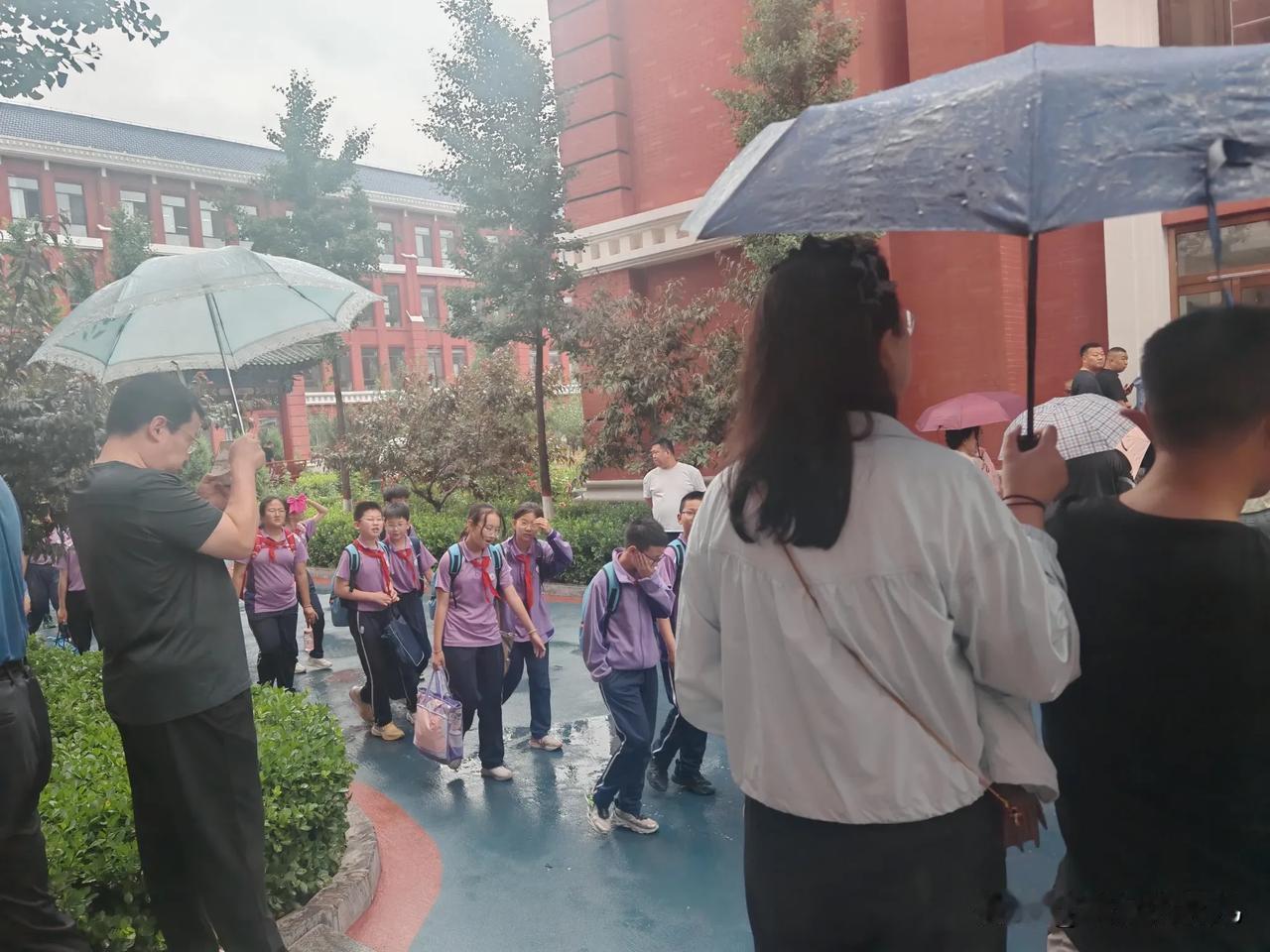 今天下雨了
我过来接孩子了，
一个女儿一个儿子，
我只接女儿，
儿子六年级了，