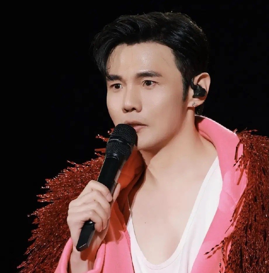 对李荣浩路转粉，不是因为他的歌好听也不是因为他很有才华，而是在单依纯侵权这件事，