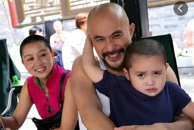 1994年，演鳌拜的徐锦江去云南拍戏，路过机场瞧见一队女兵，其中有个特漂亮。他箭