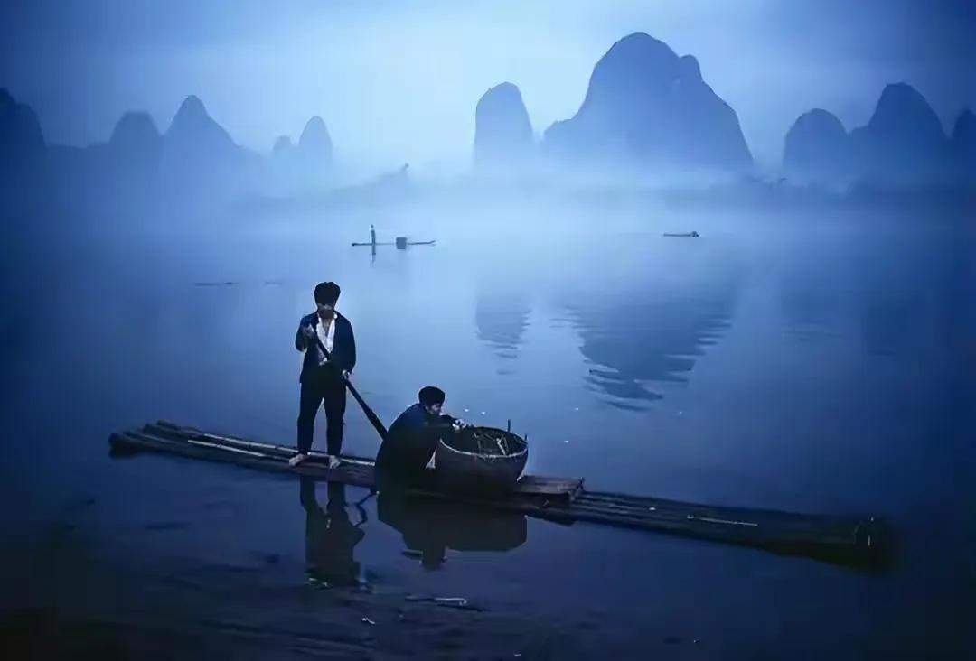 爹从医院把儿子抱回家，儿子从火葬场把爹抱回家。儿子来的时候爹笑了，爹走的时候儿子