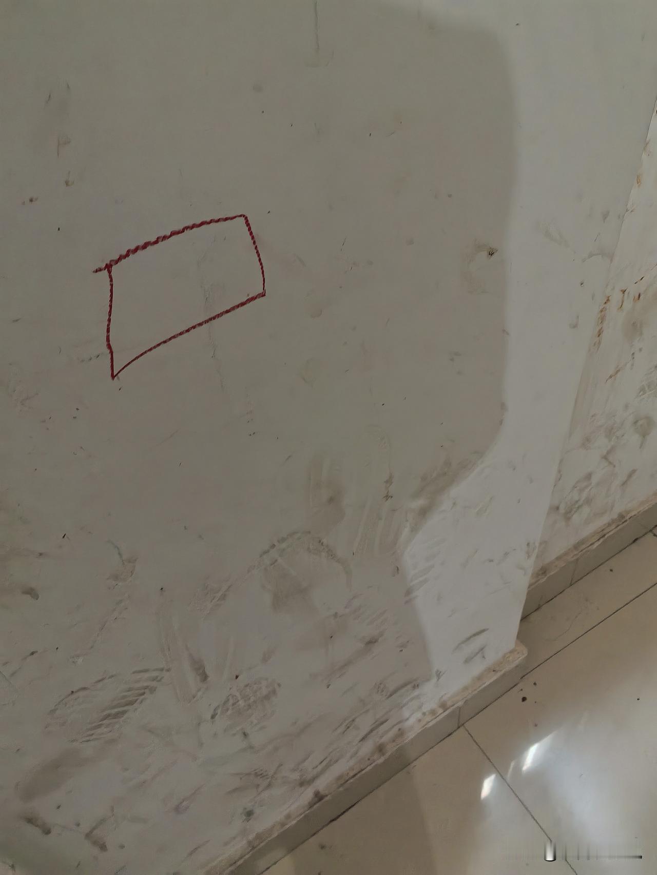 这到底是小孩子画的还是小偷画的呀？

我倒希望是小孩子画的。

如果是小偷画的，