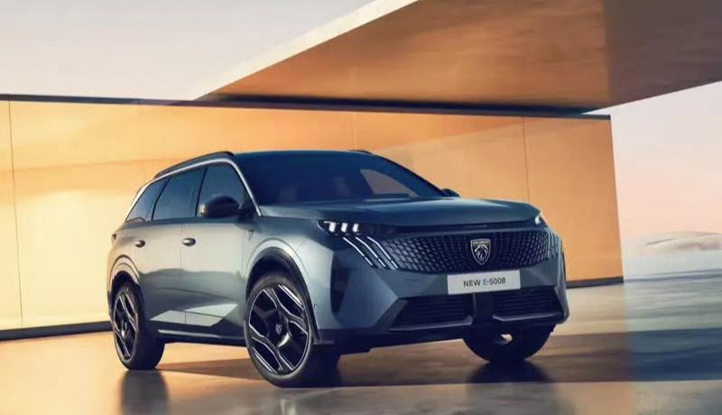 【全新标致E-5008官图正式发布 轻混/插混/纯电动三种动力可选】外观方面，新