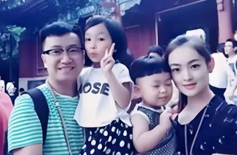 2008年，河南22岁女孩，在四川旅游时突遇地震。惊慌中，她钻到餐桌下，却被一名