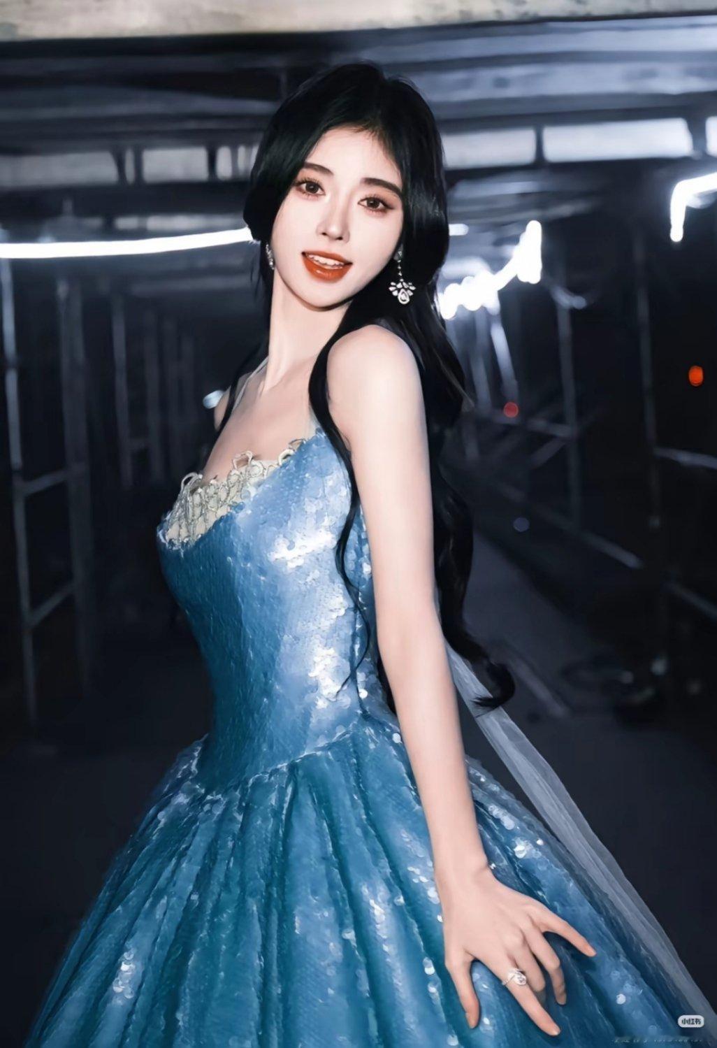 【鞠婧祎】·鞠婧祎对镜怼脸自拍照＂再次流动的时间，是我送给你的礼物＂ ​​​