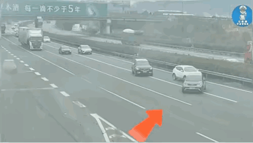 佩服大货车稳定行驶，这时候绝不能猛踩刹车，不然害了自己还要害上后面的车辆，大货车