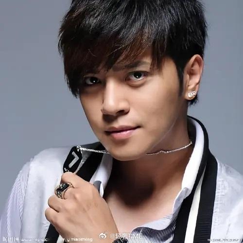 罗志祥方否认猝死传闻据台媒，近日有传闻称46岁的罗志祥在家中猝死。对此，经纪人4