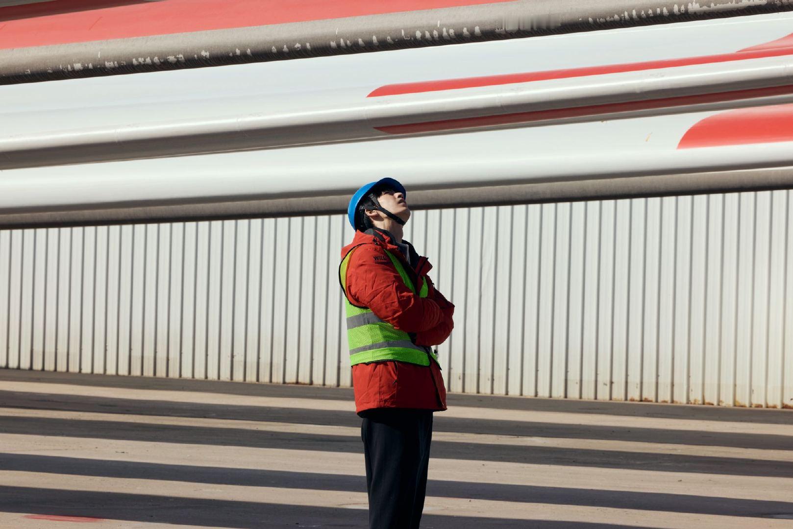 新华社赞张凌赫作为演员的社会责任 心怀热忱与善意，平衡演艺工作和公益行动，用心分