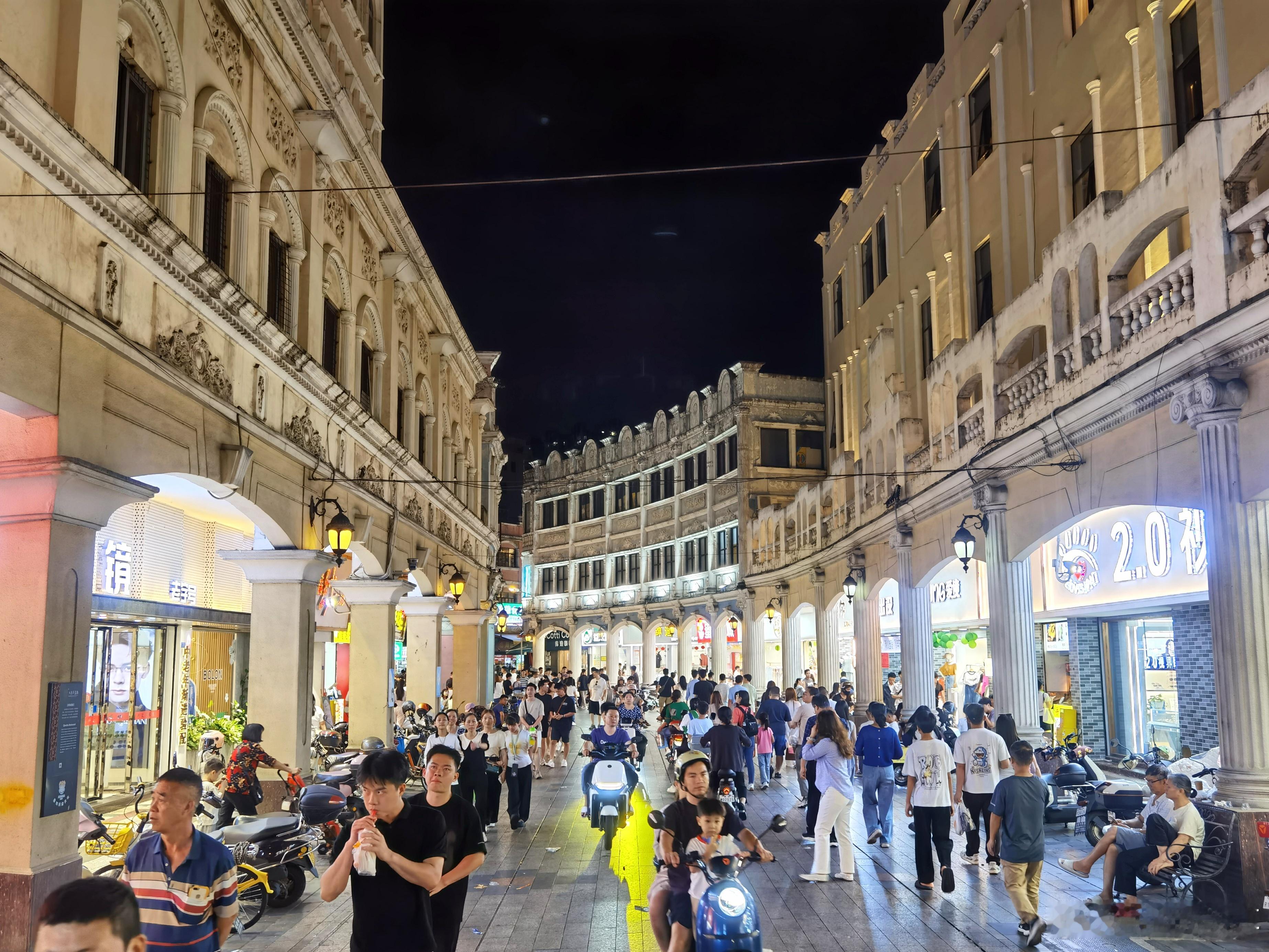 华盖路步行街毗邻清晖园，是大良街道唯一的商业步行街，原名“笔街”在明代已是城市主