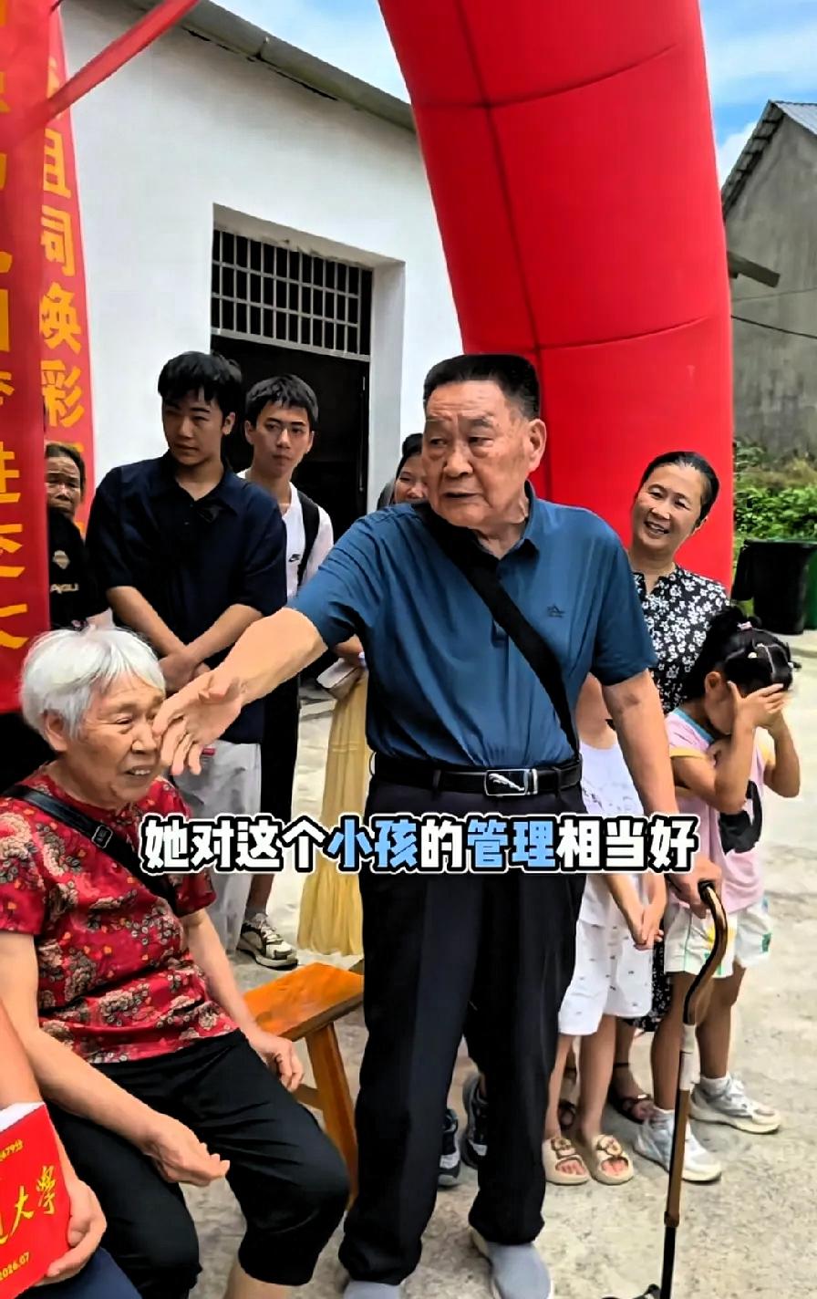 湖南，一位83岁老人，在孙子考上上海交大的升学宴上，竟然不按常理出牌，一开口没有