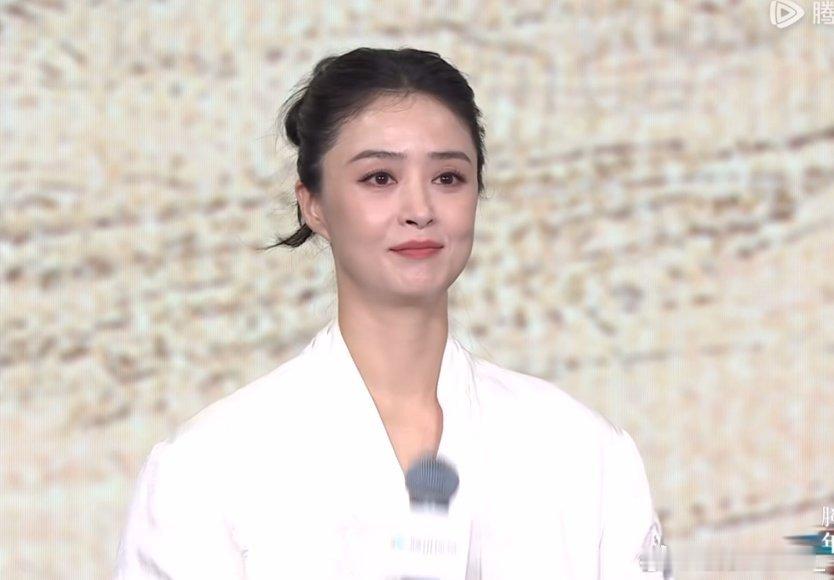 蒋欣李光洁在台上快打起来了电视剧多喜一家人上次演夫妻这次变对抗路叔嫂，俩人一开口