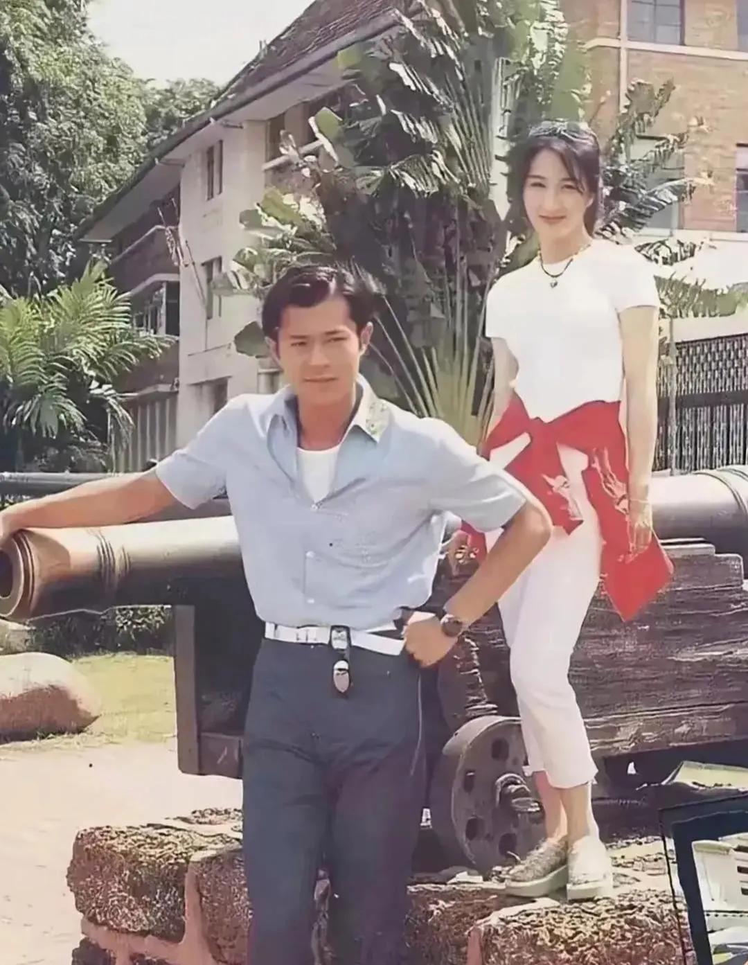 有谁知道吗？古天乐后面这位美 女叫什么名字？
这是一张古天乐20多岁的照片。那时
