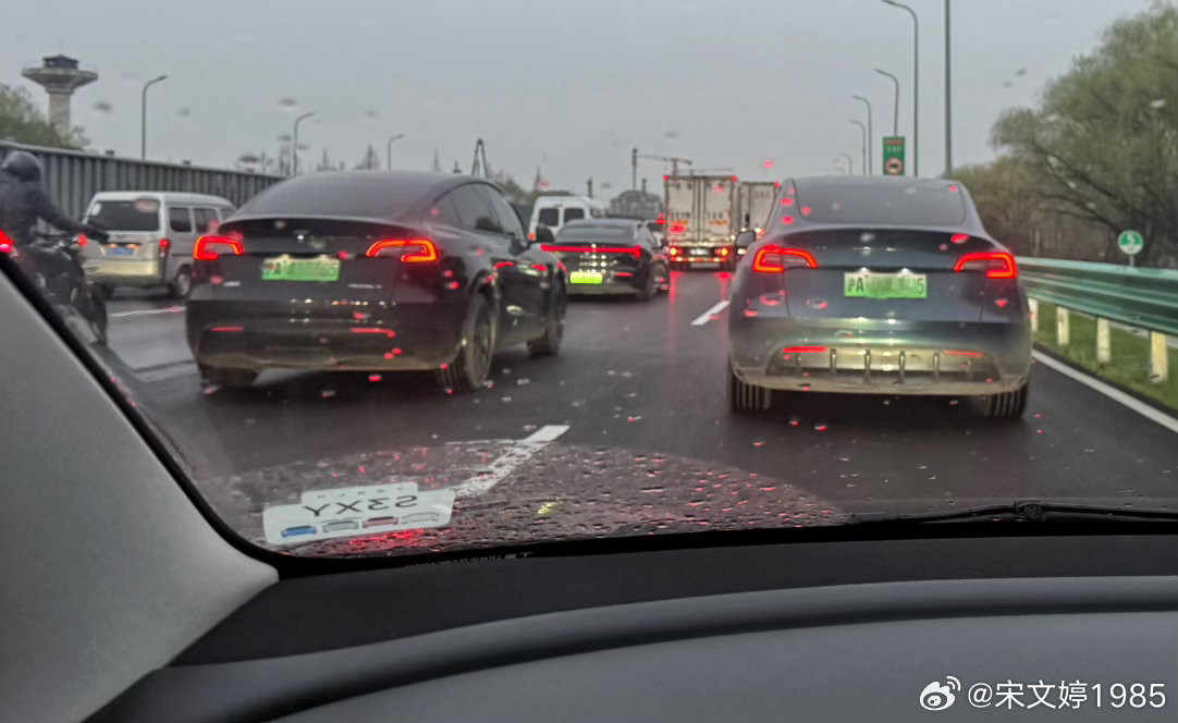 我知道上海的特斯拉“烂大街”但真自己身临其境，和前后左右的T友们一起堵车的感觉还