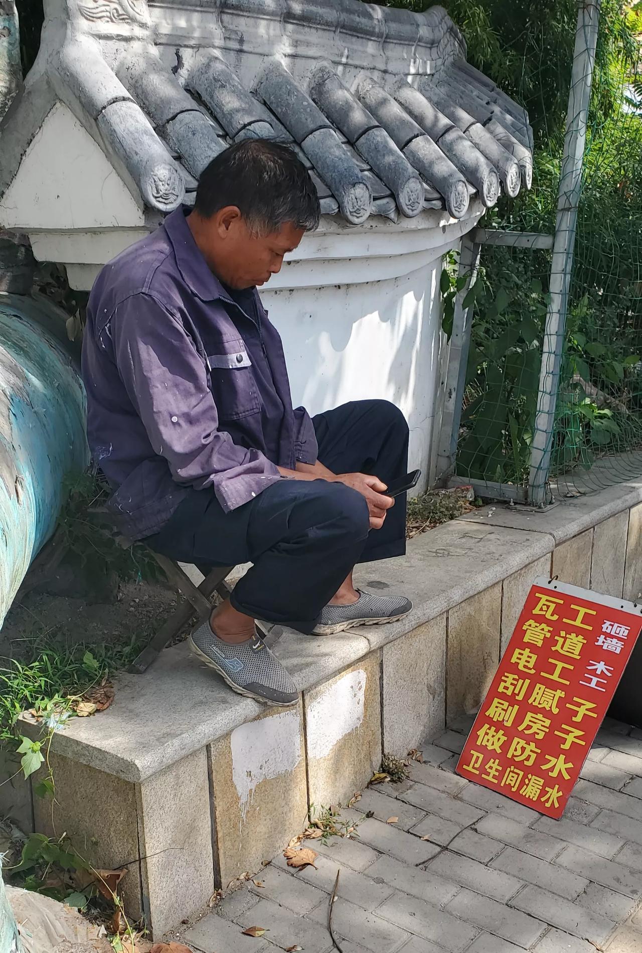 王铎：青岛辽宁路靠活儿的真多
朋友们，每每天天，青岛辽宁路（利津路段）上的水木电