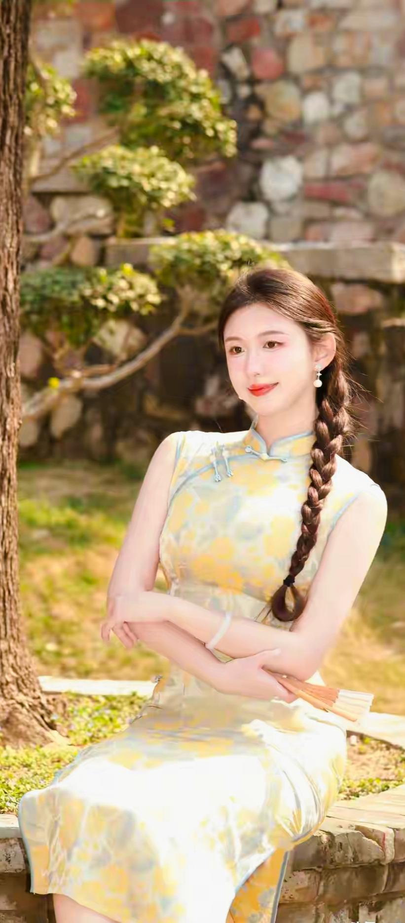 青石桥上人如玉，轻纱拂面笑春风。