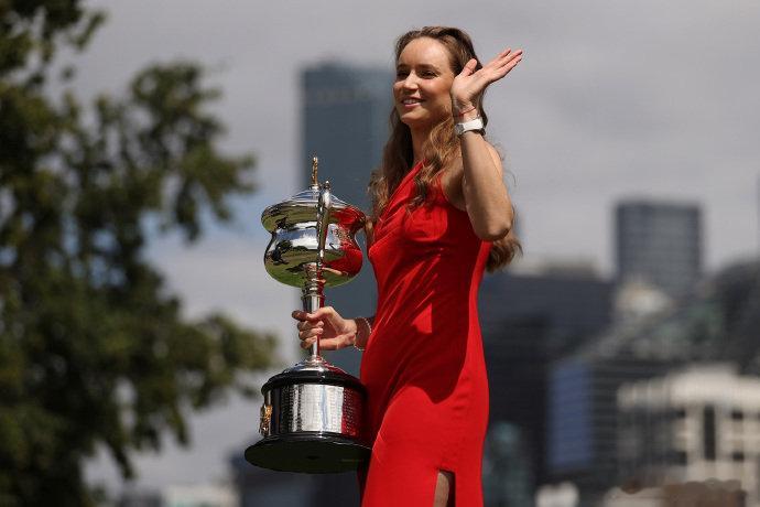 莱巴金娜冠军写真大片莱巴金娜捧起生涯首座澳网女单冠军奖杯。一起来看冠军写真，感受