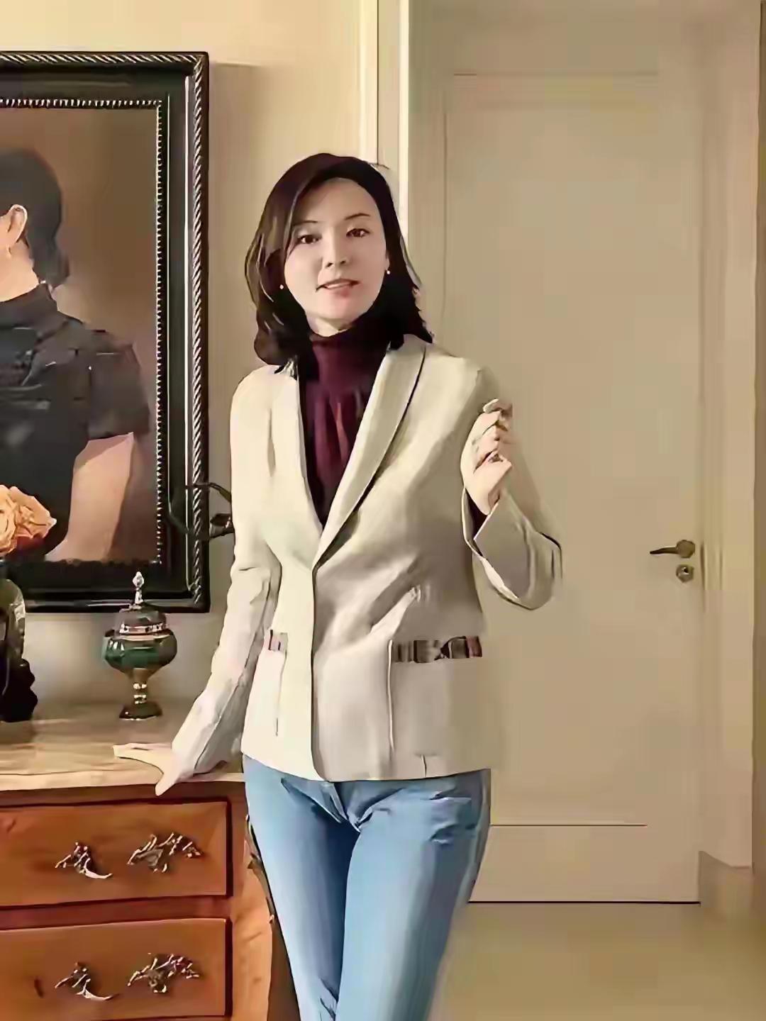 她比董卿漂亮，她比周涛自信，她比倪萍更加有女人味
你们认识她吗？
她的身材很苗条