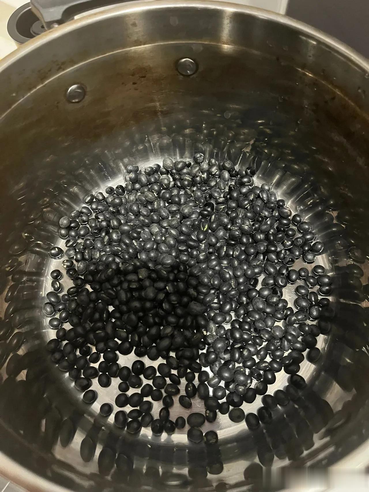 90岁奶奶教的，一碗黑豆水，效果真的很神奇！经常吃人参燕窝，不如这样吃黑豆，不愧