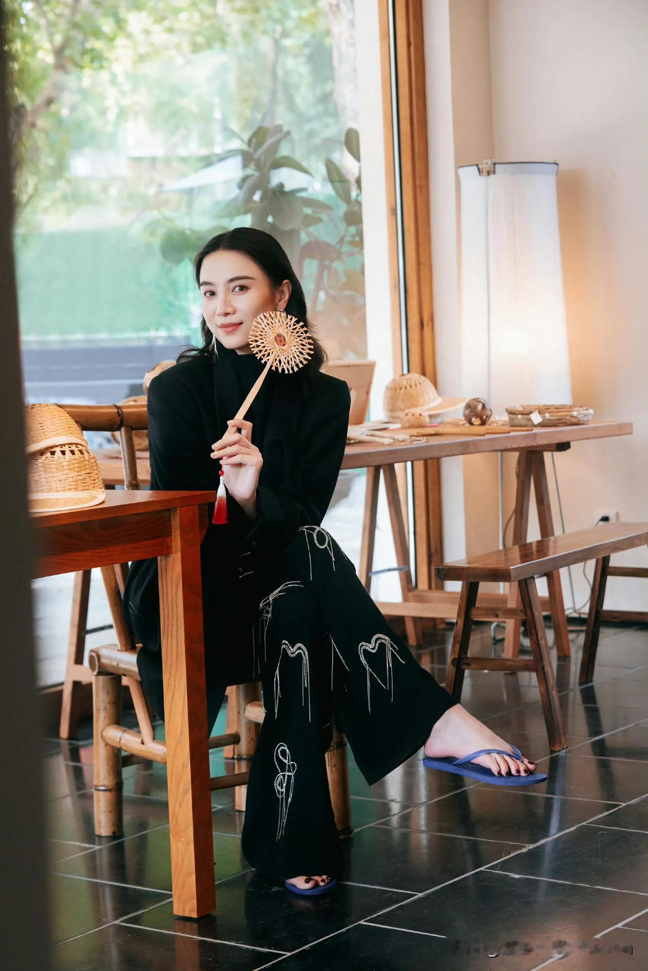 宋佳优雅的黑裙与扇子，静谧的午后时光🌿👗💐