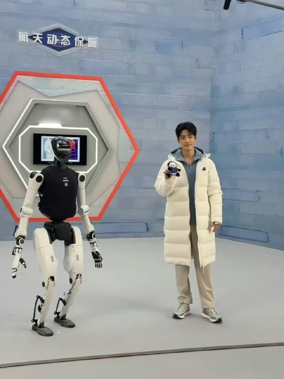 肖战高质量冬日暖男肖战这组太有故事感了！他在冬日的街头抬手回眸，让人完全沉浸在这