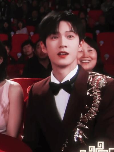 李昀锐扛住了春晚镜头1分钟都是有效镜头！wuli小林在观众席太『耀眼』啦 