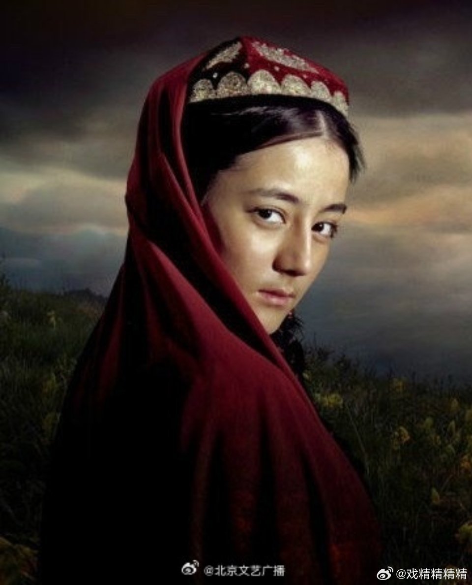 迪丽热巴的父亲原来是国家一级演员网友问，是因为这个演了第一部？那个时候完全只是个