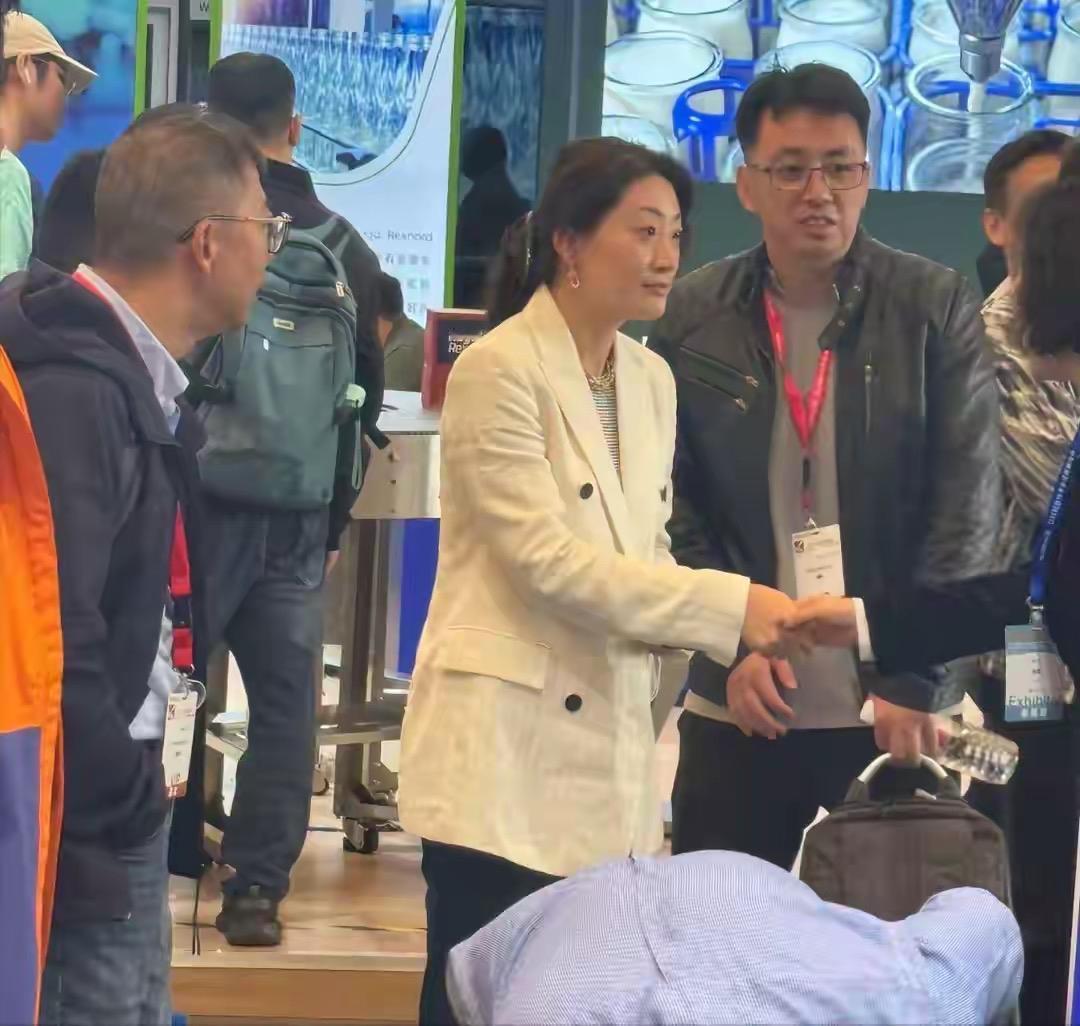 宗馥莉是一个怎样的人？

自作聪明的毁灭者

时间来到2025年十月，宗馥莉已经